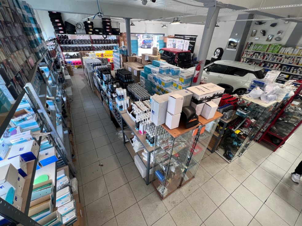 Rayons de pièces détachées, pneus et produits d'entretien chez F.A91 à Athis-Mons